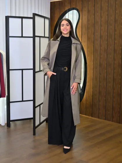 Elora Trench couleur taupe porté par le mannequin, boutique CÉLÉRIA Casablanca