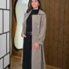 Elora Trench couleur taupe porté par le mannequin, boutique CÉLÉRIA Casablanca
