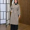 Elora Trench couleur taupe porté par le mannequin, boutique CÉLÉRIA Casablanca