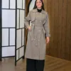 Elora Trench couleur taupe porté par le mannequin, boutique CÉLÉRIA Casablanca