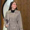 Elora Trench couleur taupe porté par le mannequin, boutique CÉLÉRIA Casablanca