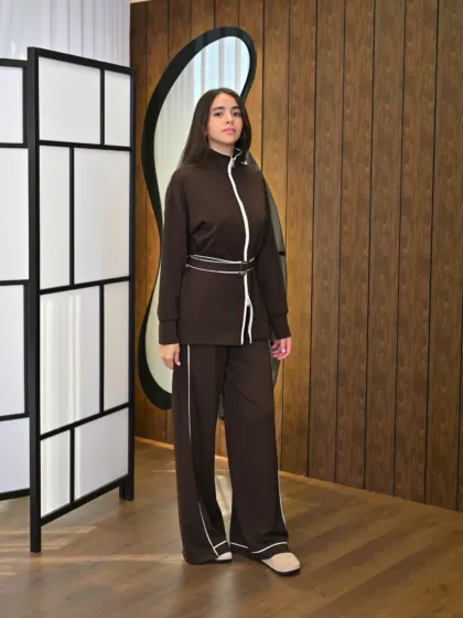 Livia Survêtement couleur marron porté par le mannequin, boutique CÉLÉRIA Casablanca