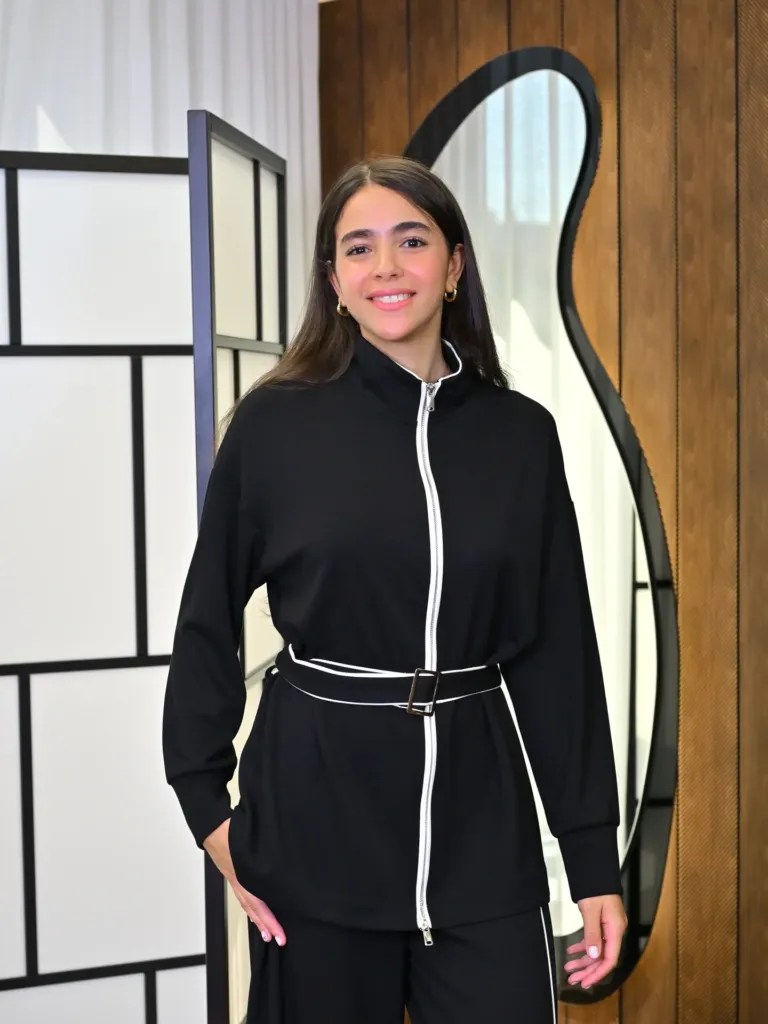 Livia Survêtement noir, veste zippée à col montant et liseré blanc