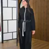 Livia Survêtement couleur noir porté par le mannequin, boutique CÉLÉRIA Casablanca