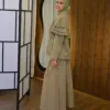 Mila Trench couleur kaki porté par le mannequin, boutique CÉLÉRIA Casablanca