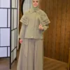 Mila Trench couleur kaki porté par le mannequin, boutique CÉLÉRIA Casablanca