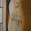 Mila Trench couleur kaki porté par le mannequin, boutique CÉLÉRIA Casablanca