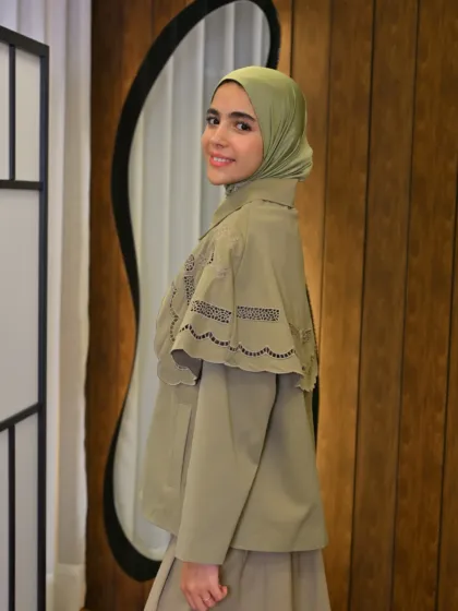 Mila Trench couleur kaki porté par le mannequin, boutique CÉLÉRIA Casablanca