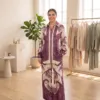 Ensemble chemise et pantalon Paisley Set CÉLÉRIA coloris violet, porté de face