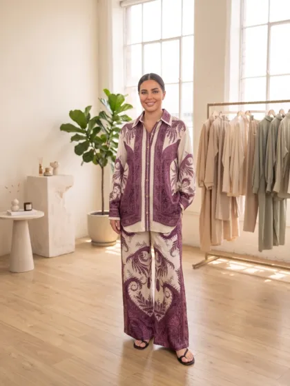 Ensemble chemise et pantalon Paisley Set CÉLÉRIA coloris violet, porté de face