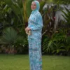 Santorini Set Céléria turquoise, ensemble femme modeste en satin imprimé, chemise ample et pantalon large, de trois-quarts