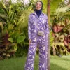 Santorini Set Céléria violet, ensemble femme modeste en satin imprimé, chemise ample et pantalon large, de face
