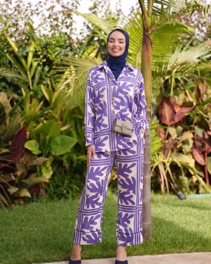 Santorini Set Céléria violet, ensemble femme modeste en satin imprimé, chemise ample et pantalon large, de face