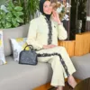 Sicilia Raye jaune – ensemble chemise rayée et pantalon large à galon de dentelle noire, portée assise
