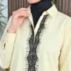 Sicilia Raye jaune – ensemble chemise rayée et pantalon large à galon de dentelle noire, détail du galon de dentelle sur la chemise