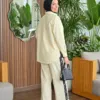 Sicilia Raye jaune – ensemble chemise rayée et pantalon large à galon de dentelle noire, vue de dos