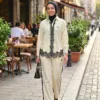 Sicilia Raye jaune – ensemble chemise rayée et pantalon large à galon de dentelle noire, portée en ville