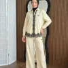 Sicilia Raye jaune – ensemble chemise rayée et pantalon large à galon de dentelle noire, vue de face