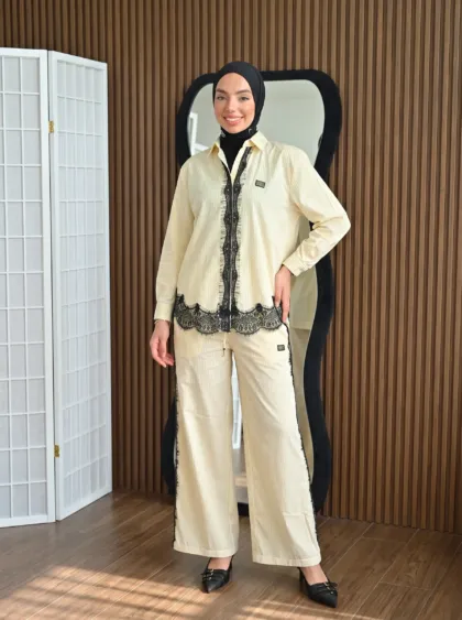 Sicilia Raye jaune – ensemble chemise rayée et pantalon large à galon de dentelle noire, vue de face