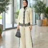 Sicilia Raye jaune – ensemble chemise rayée et pantalon large à galon de dentelle noire, look bureau