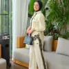Sicilia Raye jaune – ensemble chemise rayée et pantalon large à galon de dentelle noire, portée dans un salon