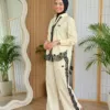 Sicilia Raye jaune – ensemble chemise rayée et pantalon large à galon de dentelle noire, vue de trois-quarts
