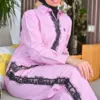 Sicilia Raye rose – ensemble chemise rayée et pantalon large à galon de dentelle noire, portée assise, détail de la dentelle sur le pantalon