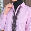 Sicilia Raye rose – ensemble chemise rayée et pantalon large à galon de dentelle noire, détail du galon de dentelle sur la chemise