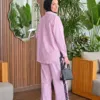 Sicilia Raye rose – ensemble chemise rayée et pantalon large à galon de dentelle noire, vue de dos