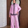 Sicilia Raye rose – ensemble chemise rayée et pantalon large à galon de dentelle noire, vue de face