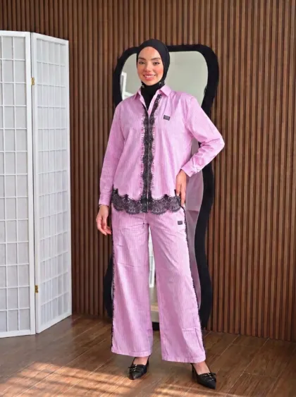 Sicilia Raye rose – ensemble chemise rayée et pantalon large à galon de dentelle noire, vue de face