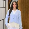 Tricote Dentelle couleur bleu ciel porté par le mannequin, boutique CÉLÉRIA Casablanca