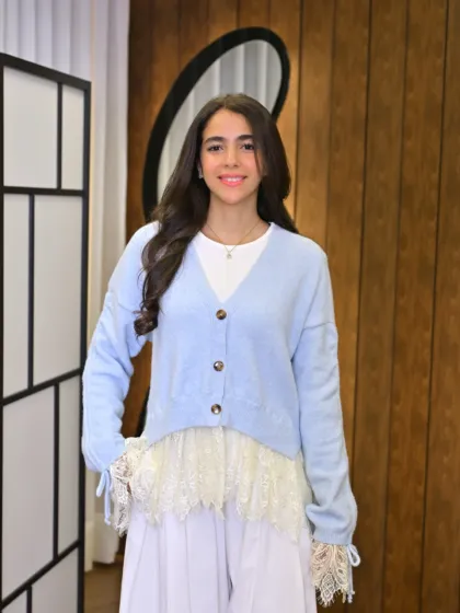 Tricote Dentelle couleur bleu ciel porté par le mannequin, boutique CÉLÉRIA Casablanca