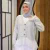 Tricote Dentelle couleur gris porté par le mannequin, boutique CÉLÉRIA Casablanca